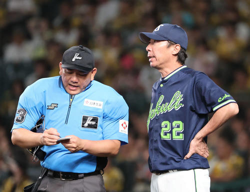 阪神対ヤクルト　7回の攻撃を終え、ヤクルト高津監督は選手交代を告げる（撮影・西尾就之）