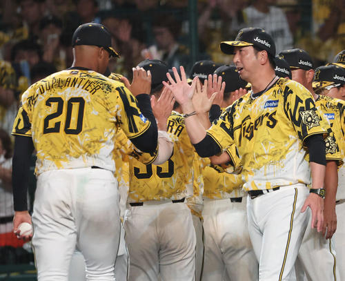 阪神対ヤクルト　6勝目を挙げたデュプランティエ（左）とタッチをかわす阪神藤川監督（撮影・西尾就之）
