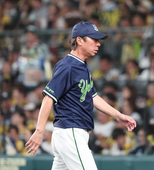 阪神対ヤクルト　7回の攻撃を終え、ヤクルト高津監督は選手交代を告げ、ベンチに戻る（撮影・西尾就之）