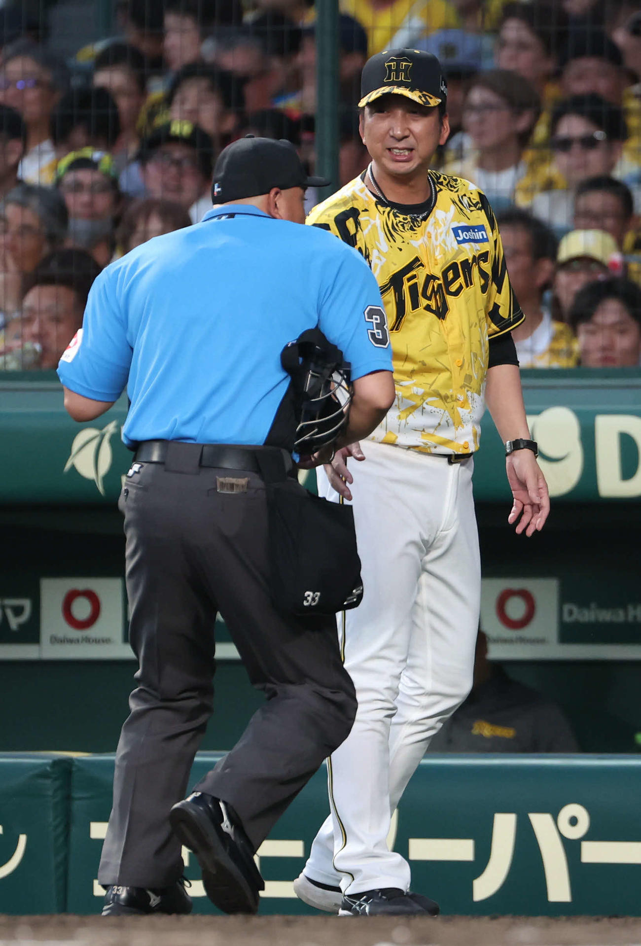 阪神対ヤクルト　4回の攻撃を終え、左翼手を豊田から島田に交代させ、審判に告げる阪神藤川監督（撮影・西尾就之）