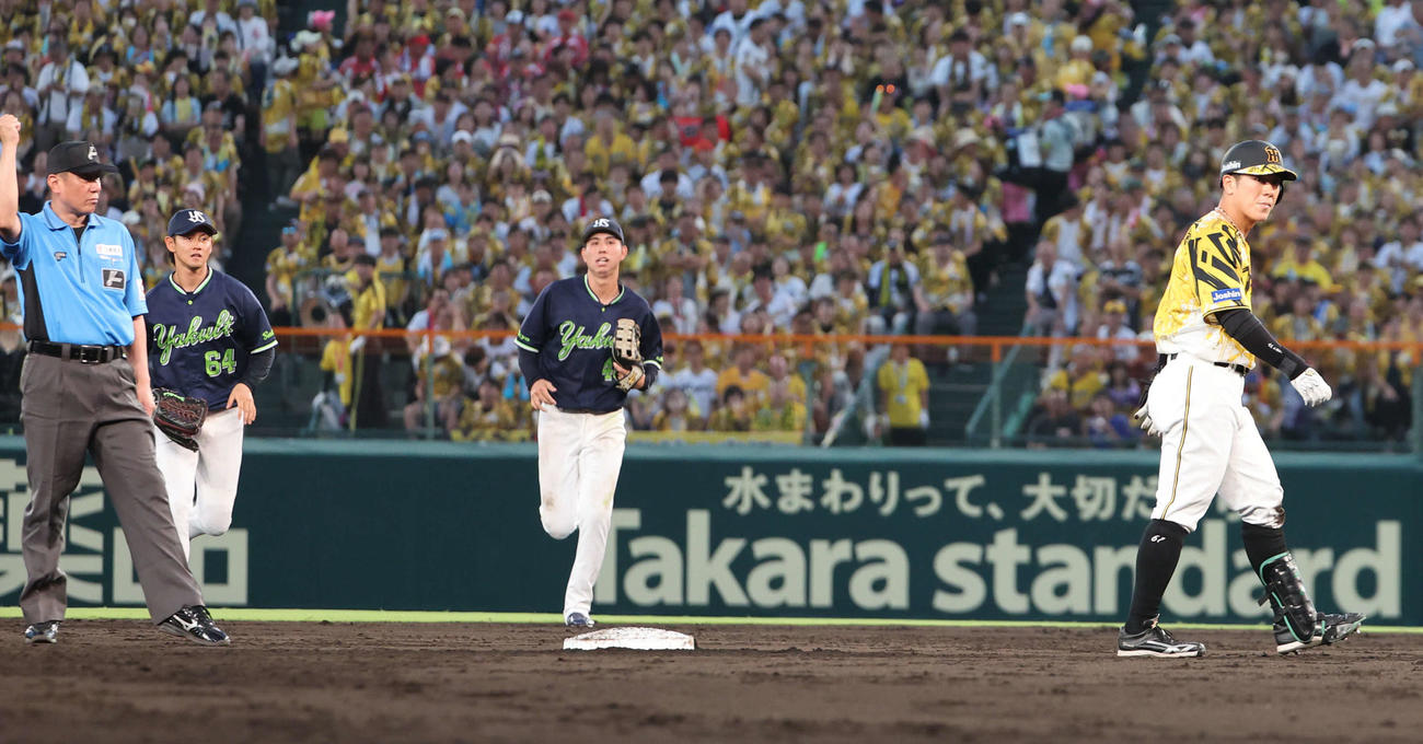 阪神対ヤクルト　4回裏阪神1死一、三塁、豊田は遊ゴロに倒れ、挟殺プレーの間に二塁進塁を狙うもアウト（撮影・西尾就之）