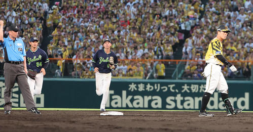 阪神対ヤクルト　4回裏阪神1死一、三塁、豊田は遊ゴロに倒れ、挟殺プレーの間に二塁進塁を狙うもアウト（撮影・西尾就之）