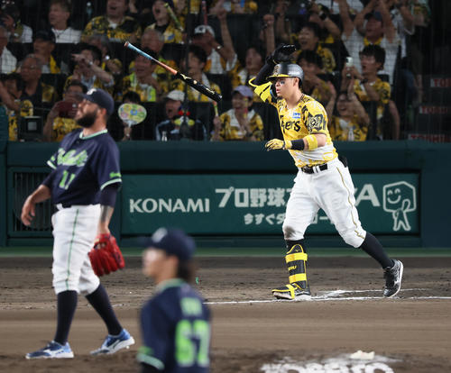 阪神対ヤクルト　6回裏阪神無死二塁、佐藤輝は右越え2点本塁打を放つ。投手アビラ（撮影・加藤哉）