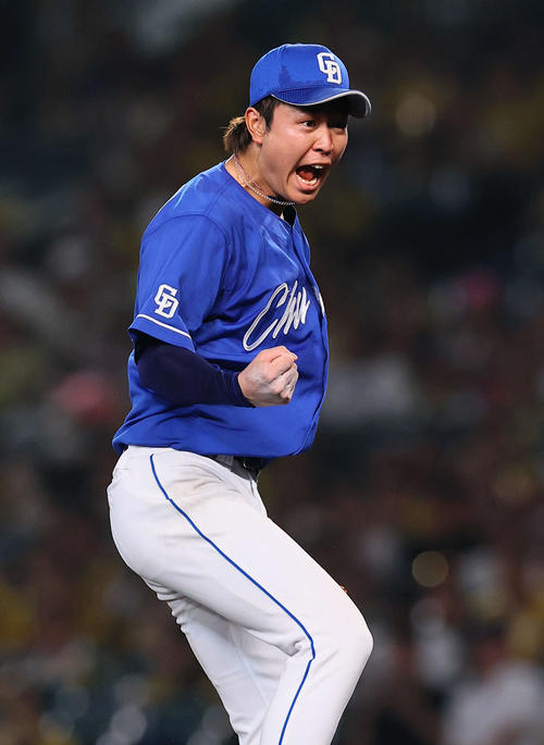 阪神対中日　8回裏阪神2死二塁、梅野を三振に仕留めガッツポーズをする高橋宏（撮影・藤尾明華）