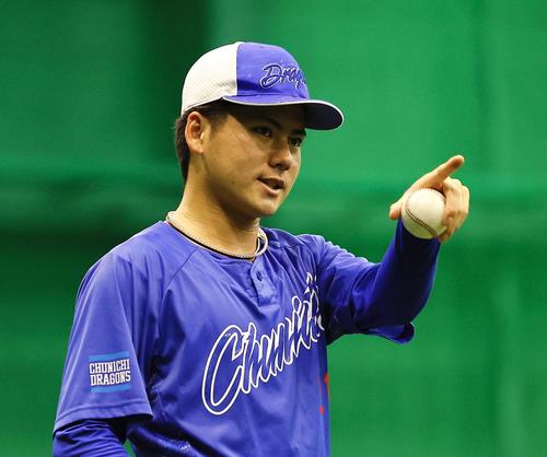 阪神対中日　キャッチボールする中日金丸（撮影・藤尾明華）