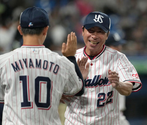 ヤクルト対巨人　巨人に勝利し笑顔を見せるヤクルト高津監督（撮影・たえ見朱実）