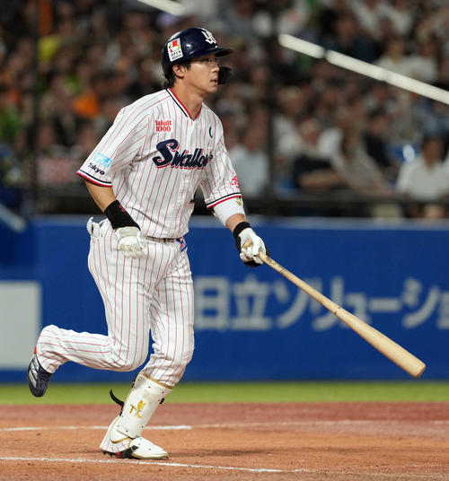 ヤクルト対巨人　7回裏ヤクルト2死満塁、右飛に倒れる山田（撮影・たえ見朱実）