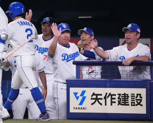 中日対DeNA 6回裏中日1死満塁、井上監督（中央）は細川の左2点適時打で生還した田中を迎える（撮影・森本幸一）
