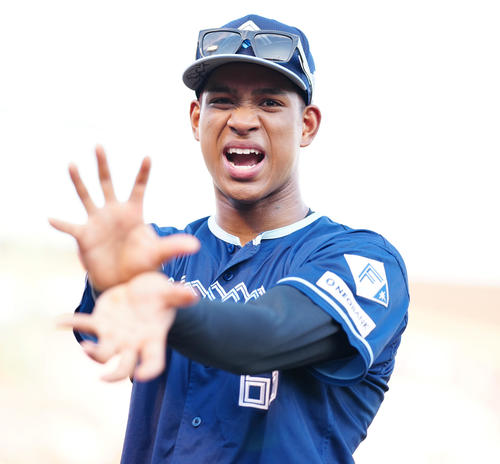 楽天対日本ハム　ヒーローインタビュー後、ポーズを決める日本ハム万波（撮影・鈴木みどり）