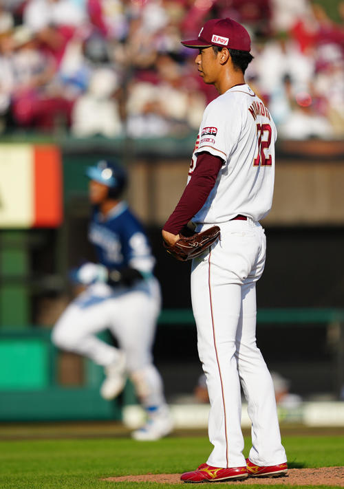 楽天対日本ハム　7回表日本ハム2死、万波に左越えソロ本塁打を浴び、ぼうぜんとする宮森（撮影・鈴木みどり）