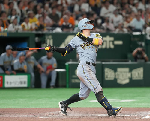 巨人対阪神　11回表阪神1死一塁、右中間に2点本塁打を放つ佐藤輝（撮影・たえ見朱実）