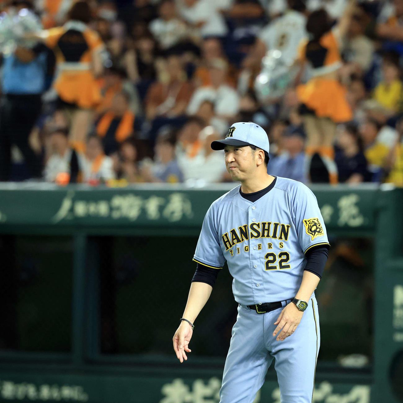 巨人対阪神　投手交代を告げた阪神藤川監督（撮影・浅見桂子）