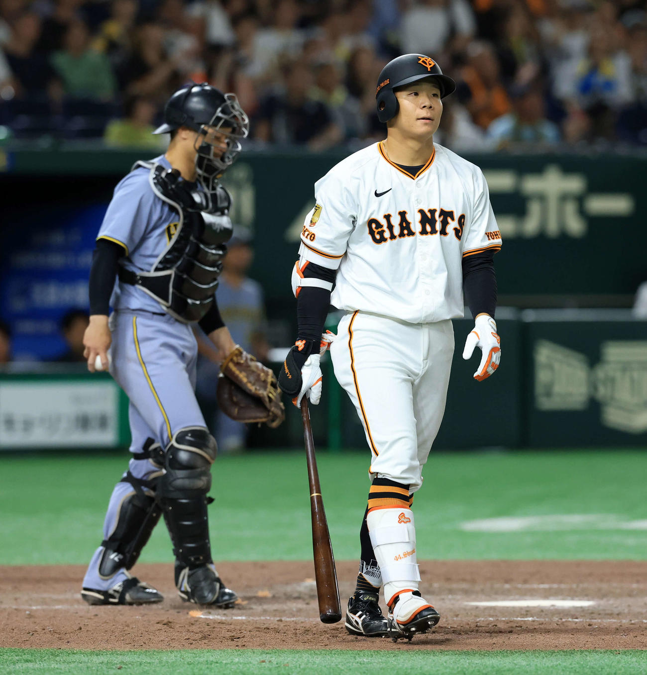 巨人対阪神　9回裏巨人2死一、二塁、佐々木は四球を選ぶ（撮影・浅見桂子）