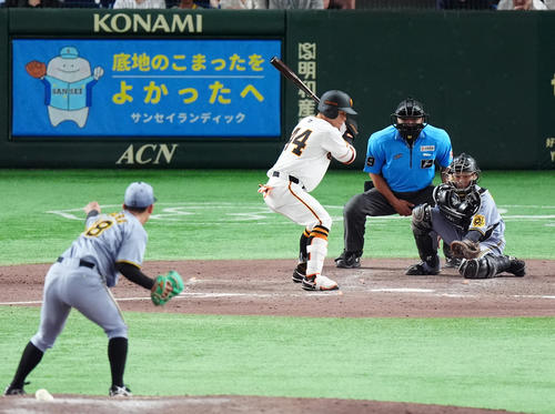 巨人対阪神　9回裏巨人2死一、二塁、粘った末、四球で出塁する佐々木。投手伊原（撮影・清水貴仁）