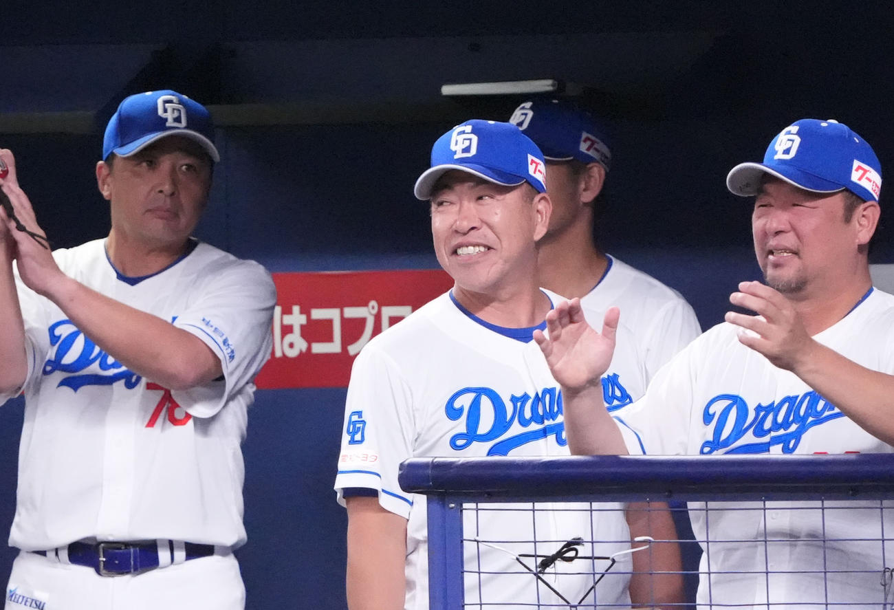 前半を4位で折り返した中日井上監督（中央）