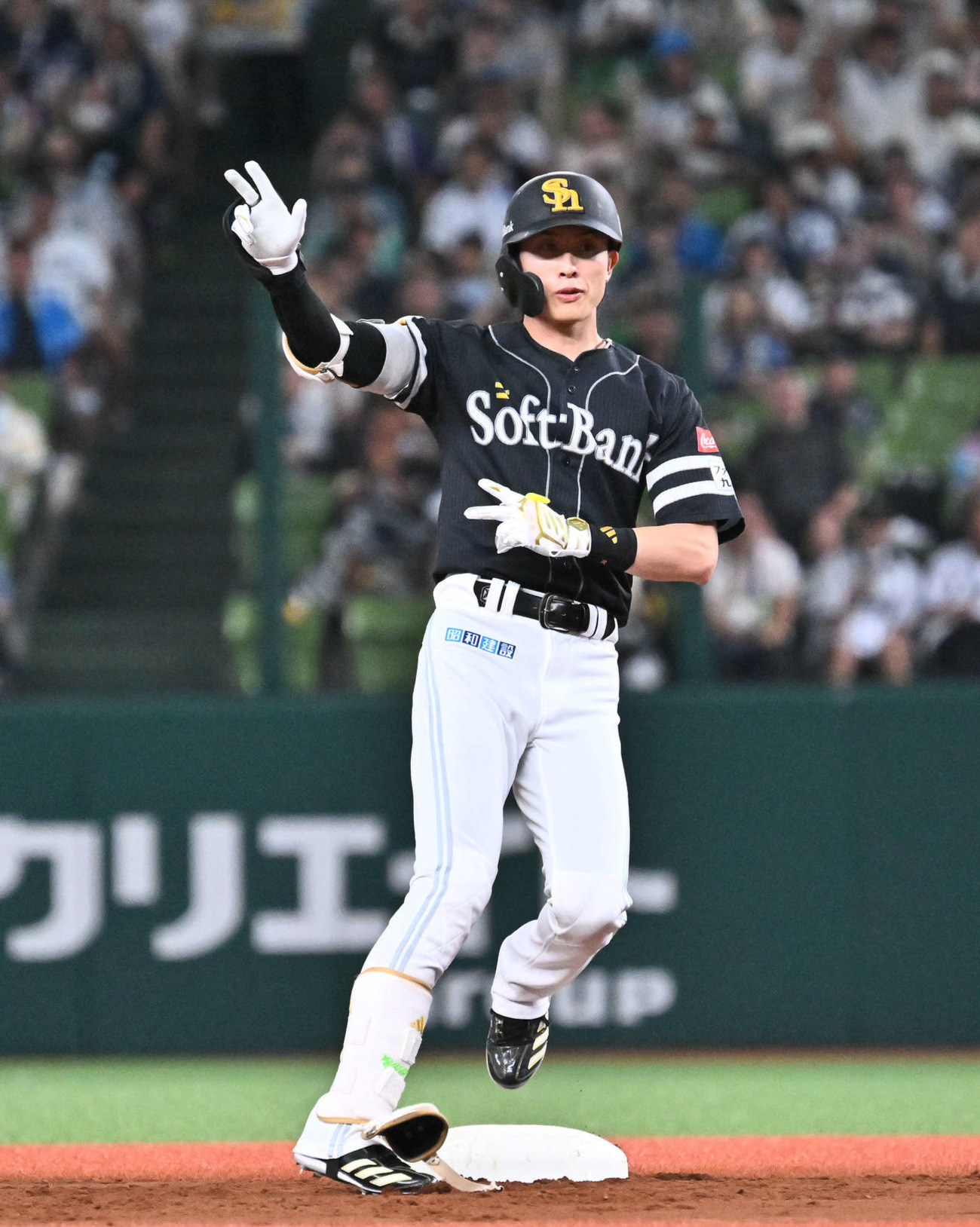 西武対ソフトバンク　3回表ソフトバンク無死一、二塁、周東（右）は左翼に適時二塁打を放ちポーズを決める＝25年7月21日