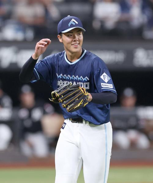 日本ハム対ロッテ　3回表まで無安打無失点に抑え笑顔で引き揚げる柴田（撮影・黒川智章）