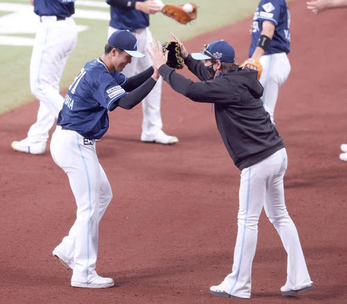 日本ハム対ロッテ　1回表、打者を3人で抑え新庄監督に出迎えられる柴田（撮影・黒川智章）