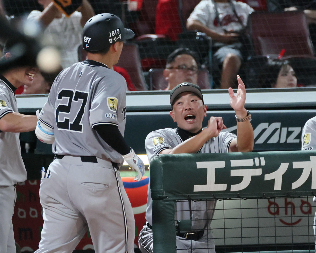 広島対巨人　5回表巨人無死、ソロ本塁打を放った岸田を迎える阿部監督（撮影・加藤孝規）