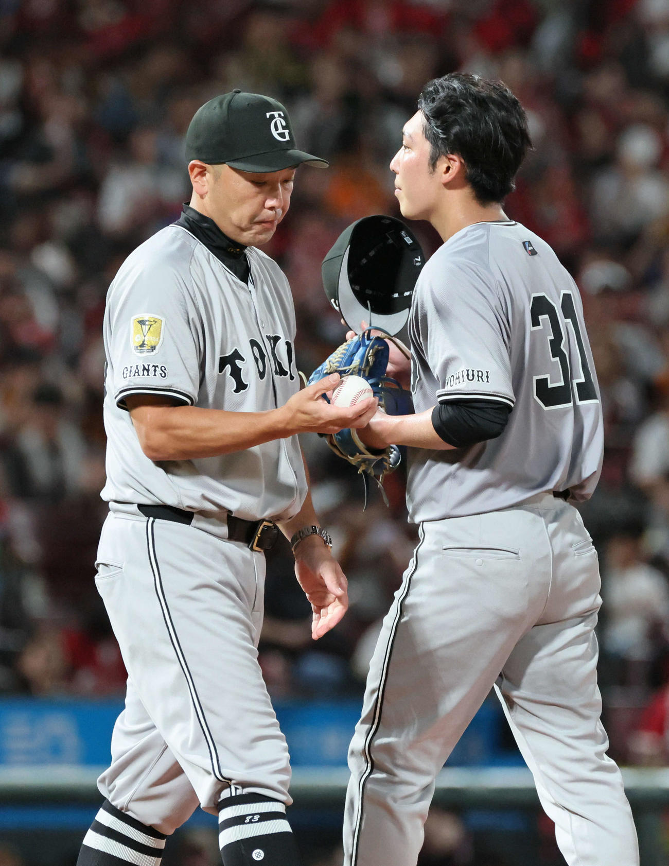 広島対巨人　5回裏広島無死一塁、降板する赤星（右）と阿部監督（撮影・加藤孝規）