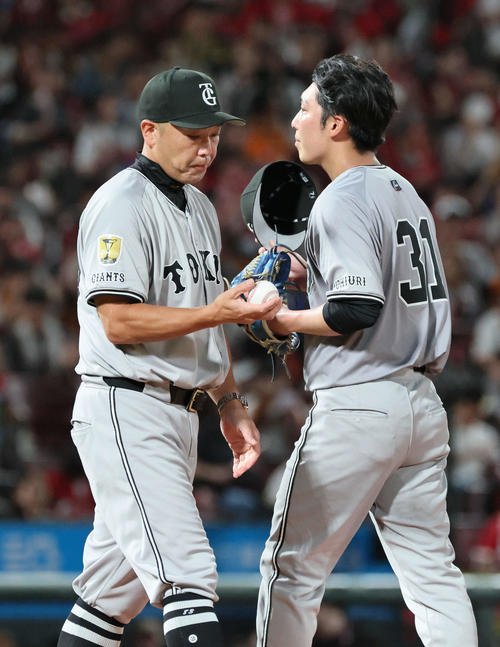 広島対巨人　5回裏広島無死一塁、降板する赤星（右）と阿部監督（撮影・加藤孝規）