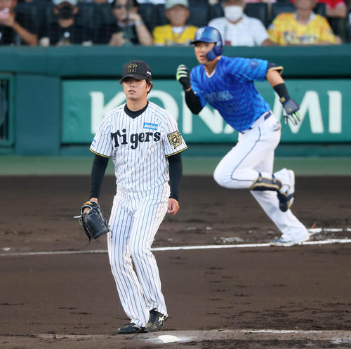 阪神対DeNA 1回表DeNA2死満塁、高橋は蝦名を二ゴロに仕留める（撮影・加藤哉）
