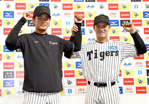 阪神対DeNA　お立ち台でガッツポーズをする高橋（左）と坂本（撮影・上田博志）