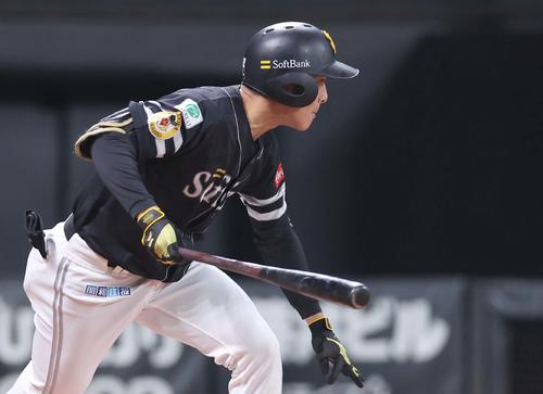 日本ハム対ソフトバンク　4回表ソフトバンク1死、左前打を放つ柳町（撮影・黒川智章）