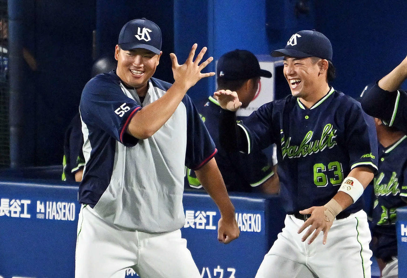 DeNA対ヤクルト　連勝し笑顔でベンチを出るヤクルト村上（左）と増田（撮影・滝沢徹郎）　