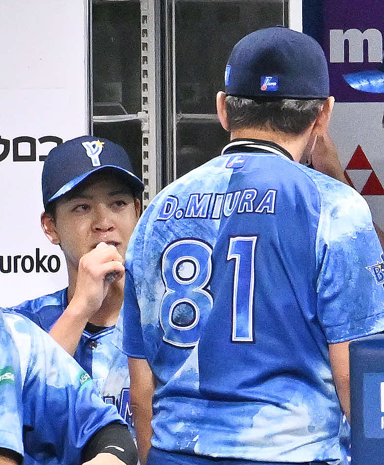 DeNA対ヤクルト　6回表を投げ終えたDeNA先発の平良（後方）は三浦監督の話しを聞く（撮影・滝沢徹郎）　