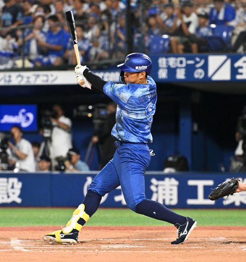 DeNA対ヤクルト　6回裏DeNA2死三塁、京田は右前適時打を放つ（撮影・滝沢徹郎）　