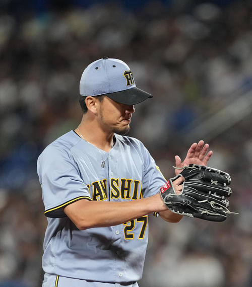 ヤクルト対阪神　5回も抑えグラブをたたきながらベンチに戻る阪神伊藤将（撮影・清水貴仁）