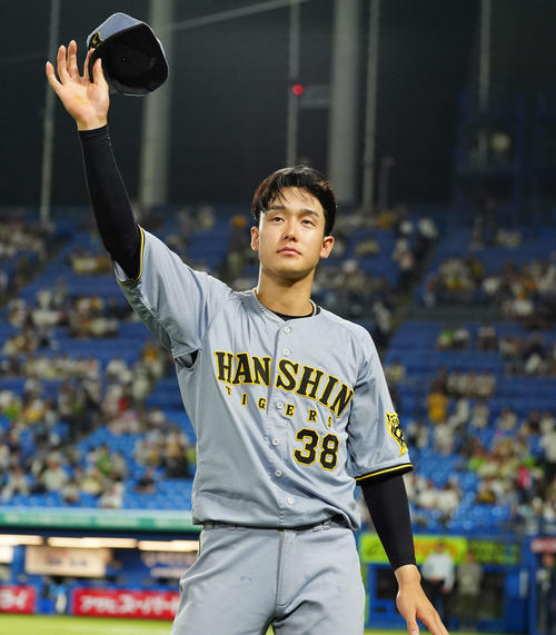 ヤクルト対阪神　2打席連続本塁打を放った阪神小幡がファンに手を振る（撮影・清水貴仁）