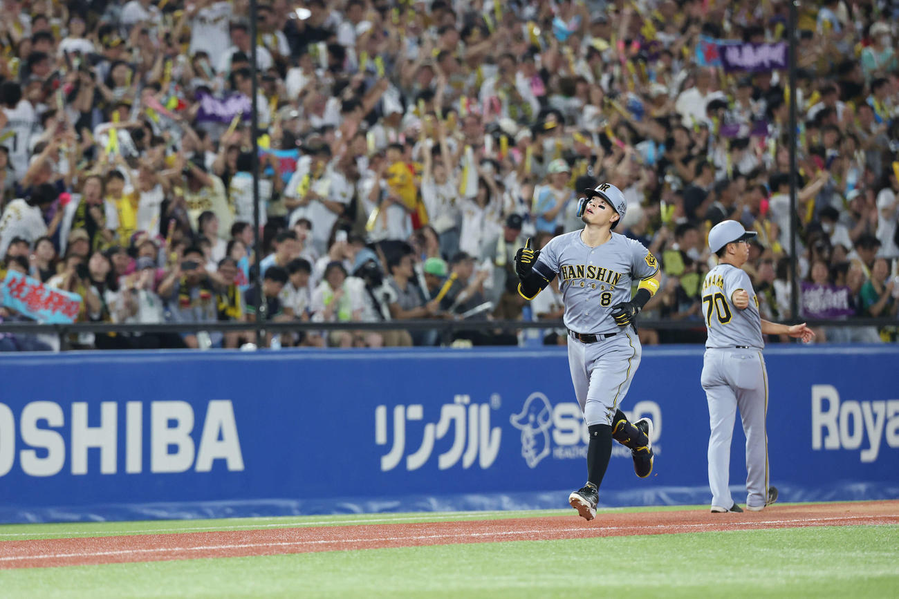ヤクルト対阪神　4回表阪神無死、右越えソロ本塁打を放ちダイヤモンドを回る佐藤輝（撮影・宮地輝）