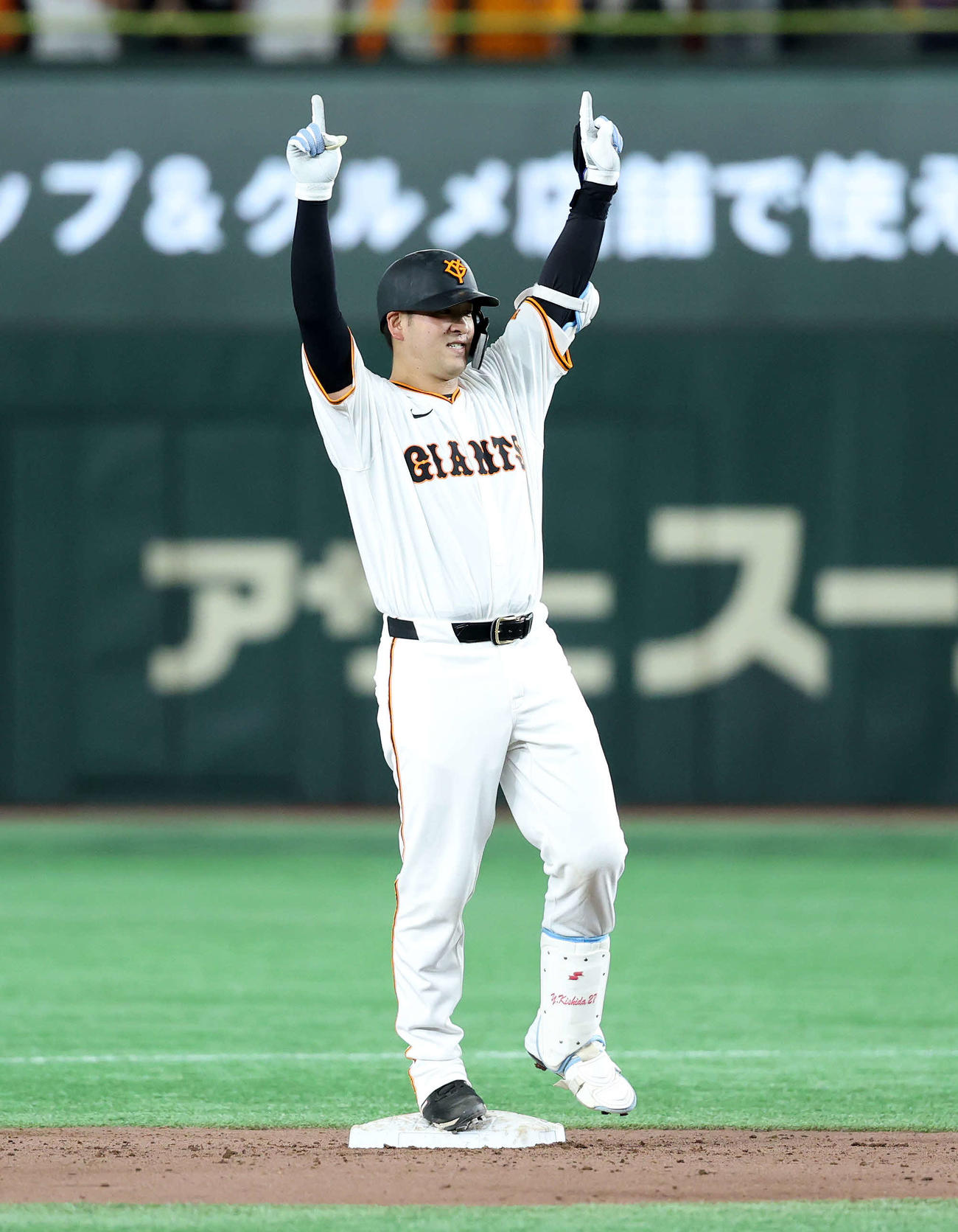 巨人対DeNA 6回裏巨人2死二、三塁、岸田は右越え適時二塁打を放ちポーズを決める（撮影・鈴木正人）