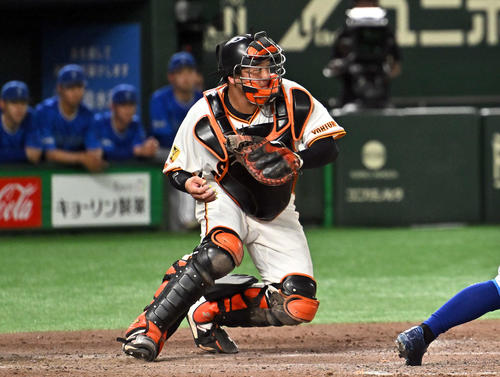 巨人対DeNA 9回表DeNA2死一塁、二塁へ好送球し代走石上の二塁盗塁を阻止する岸田（撮影・滝沢徹郎）