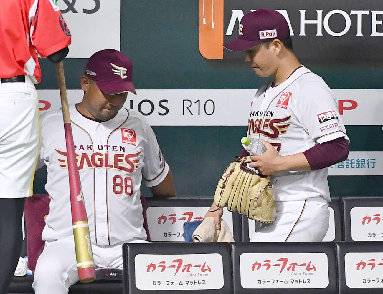 ソフトバンク対楽天　6回表終了後、交代となった藤井（右）は肩を落としてベンチ裏へ引き揚げる。左は三木監督（撮影・岩下翔太）