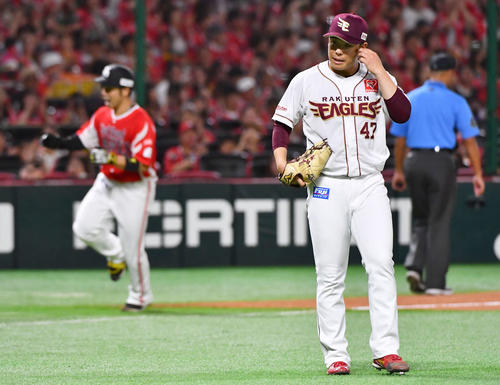 ソフトバンク対楽天　5回裏ソフトバンク1死一塁、近藤（左）に右越え2点本塁打を打たれ、悔しそうな表情を見せる藤井（撮影・岩下翔太）