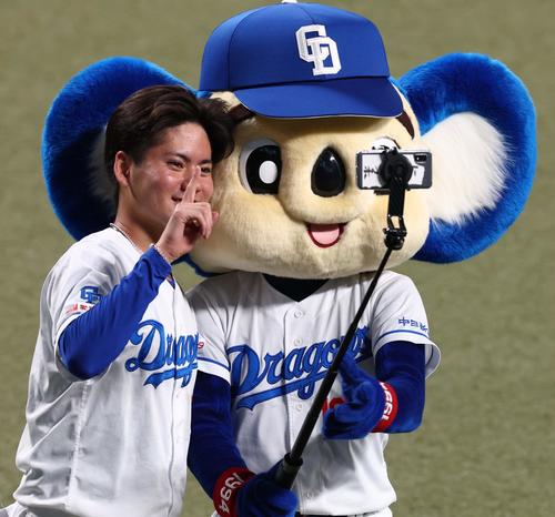 中日対阪神　プロ初勝利の金丸（左）はドアラと記念撮影をする（撮影・上田博志）