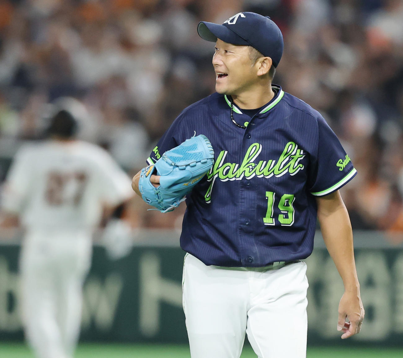 巨人対ヤクルト　6回裏巨人1死一塁、岸田を投ゴロ併殺に仕留め喜ぶ石川（撮影・野上伸悟）