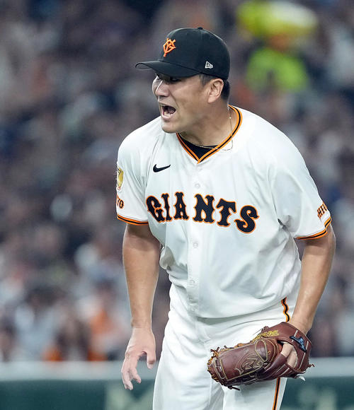 巨人対ヤクルト　5回表、ピンチを脱し吠える巨人田中将（撮影・たえ見朱実）
