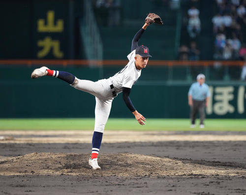 敦賀気比対横浜　力投するする横浜・織田（撮影・清水貴仁）