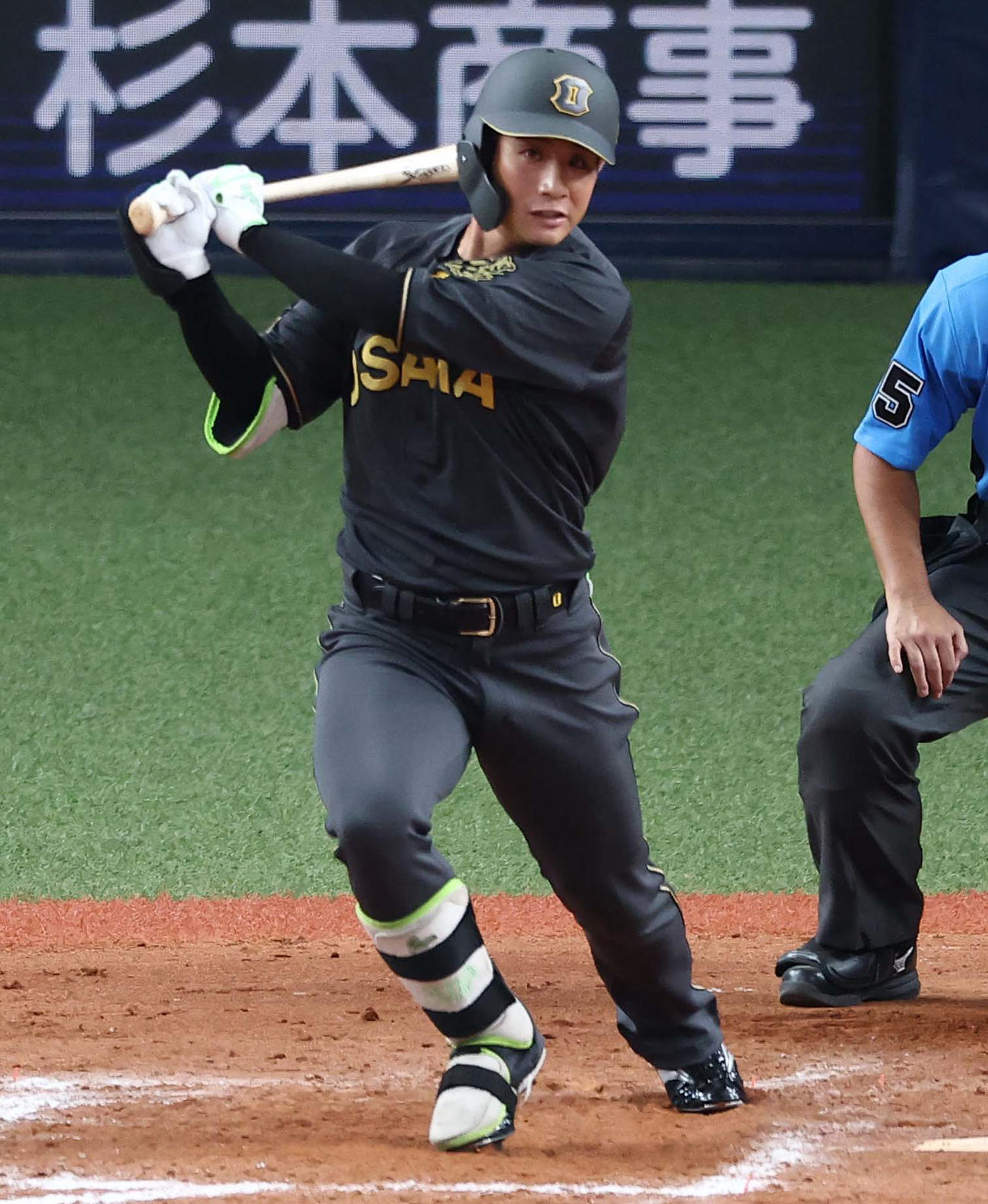 阪神対ヤクルト　12回裏阪神1死、木浪は安打を放つ（撮影・上田博志）