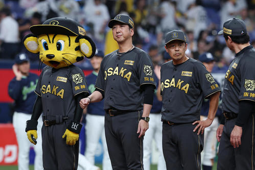 阪神対ヤクルト　ヤクルトに敗れ、ファンにあいさつする阪神藤川監督（左）ら（撮影・前田充）