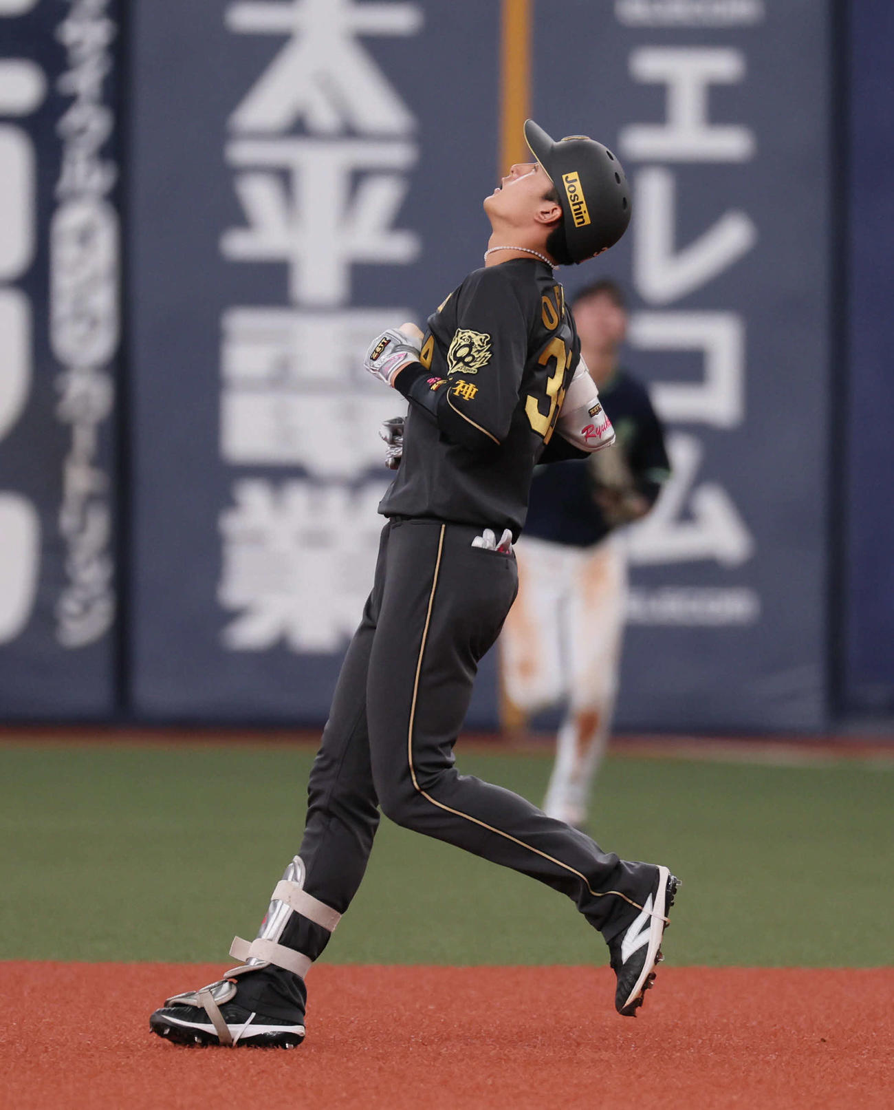 阪神対ヤクルト　5回裏阪神2死一、二塁、小幡は右比に倒れて悔しがる（撮影・宮崎幸一)