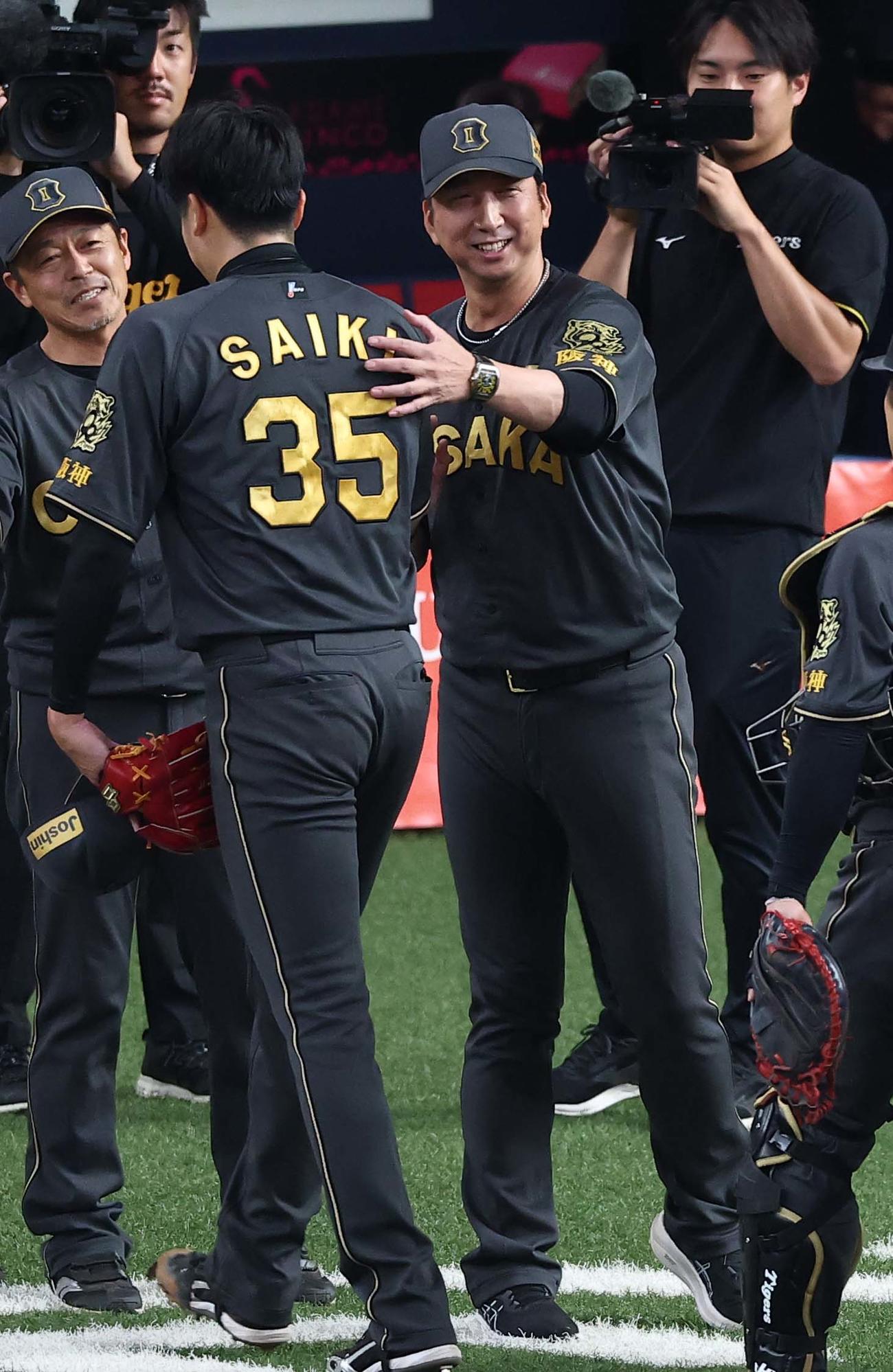 8月10日　阪神対ヤクルト　完投勝利した才木を笑顔で出迎える藤川監督