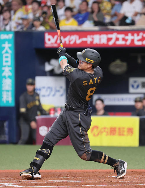 8月10日　阪神対ヤクルト　3回裏阪神2死、佐藤輝は右中間に本塁打を放つ
