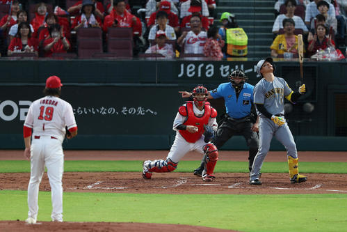 広島対阪神　3回表阪神1死一、三塁、空振り三振に倒れる森下。投手床田（撮影・前田充）