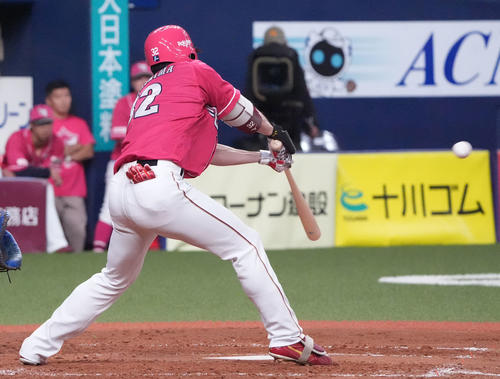 オリックス対楽天　5回表楽天2死一、三塁、左前適時打を放つ中島（撮影・森本幸一）