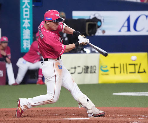 オリックス対楽天　5回表楽天2死一、二塁、左前適時打を放つ村林（撮影・森本幸一）